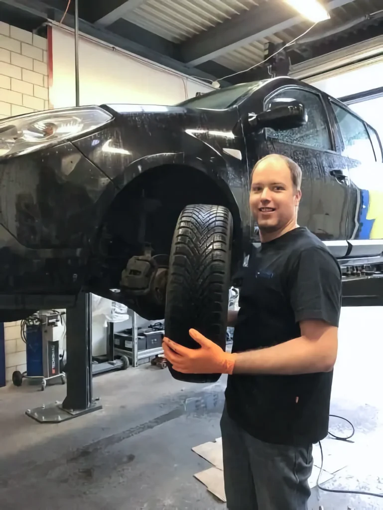 Mitarbeiter in der Werkstatt Car Factory